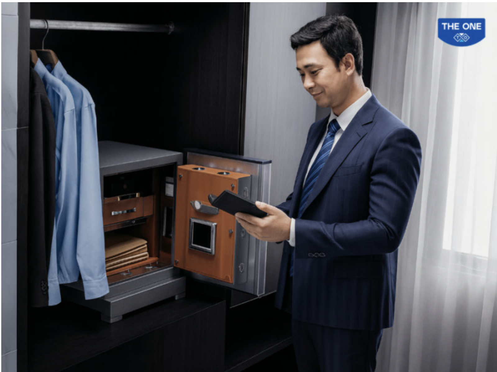 Đặt két sắt ẩn trong tủ trang trí cuối giường là giải pháp tuyệt vời để giữ bí mật tài sản mà vẫn đảm bảo thẩm mỹ cho căn phòng.