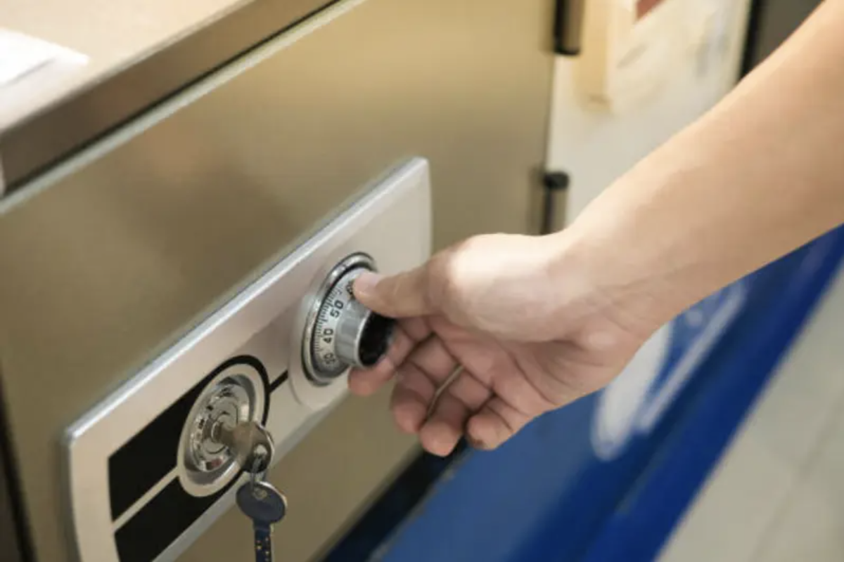 Những chiếc két sắt cơ sử dụng đã lâu có nguy cơ vô tình bị kẹt chốt khóa (Nguồn: Internet)