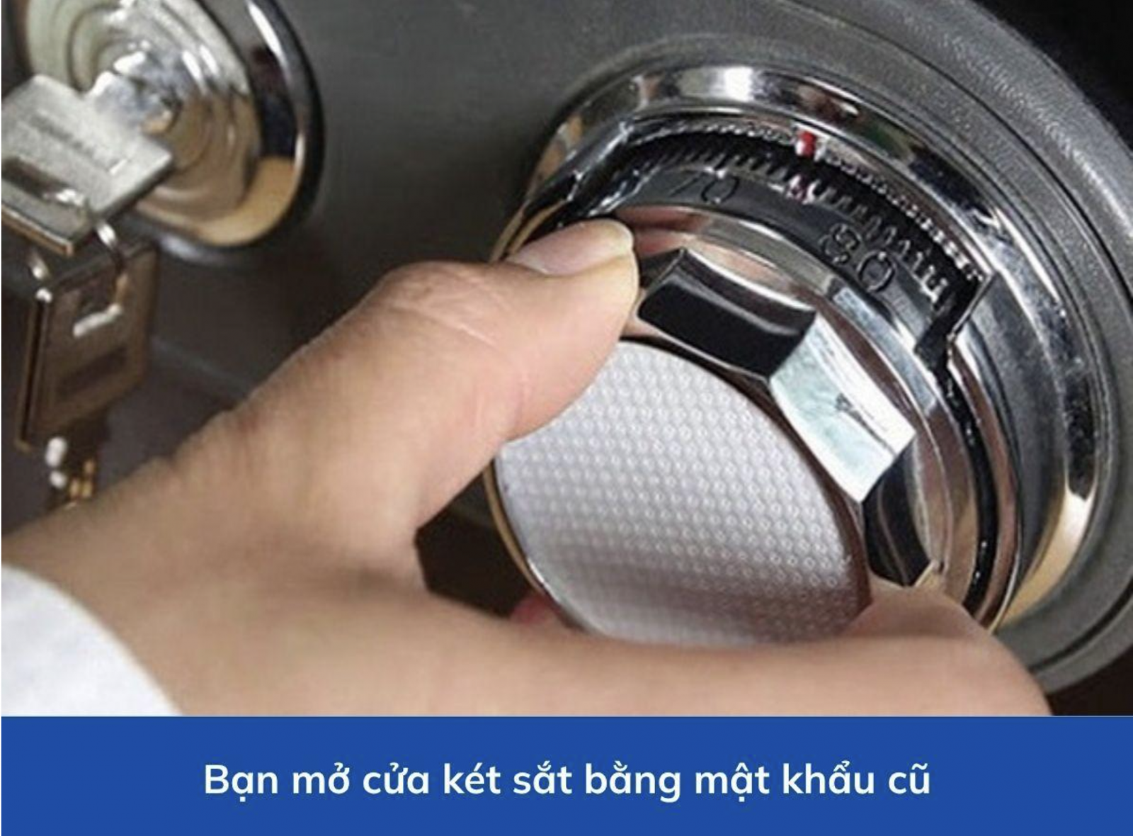 Đầu tiên, bạn mở khóa két sắt như bình thường Tìm nút đổi mã ở cạnh trong cửa két sắt và bấm nút Thực hiện lại thao tác mở khóa cửa nhưng với vạch đổi mã, không phải vạch mở két 