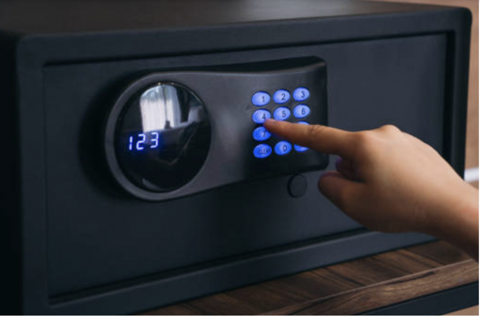 Hãy thử mở két bằng vân tay vừa xóa để xác nhận hệ thống đã cập nhật thay đổi thành công 
