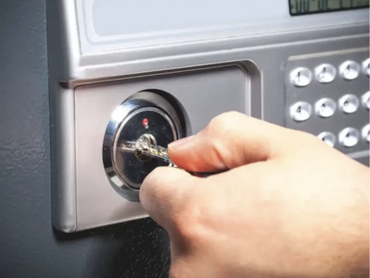 Nếu lỡ quên mật khẩu, người dùng két có thể sử dụng chìa khóa khẩn cấp để mở két (Nguồn: Internet) 